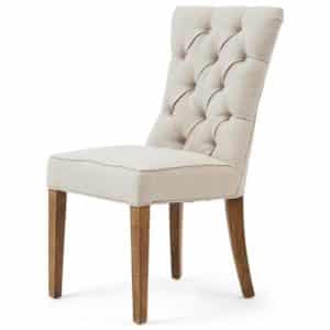 Ruokatuoli Balmoral linen Riviéra Maison Elegantti ja ajattoman tyylikäs Balmoral dining chair -ruokatuoli yhdistää klassisen muotoilun ja erinomaisen istuinmukavuuden. Pehmustettu selkänoja ja istuin tarjoavat miellyttävän tuen, kun taas luonnollisen sävyinen verhoilu tuo tilaan lämpimän ja kutsuvan ilmeen. Laadukkaat materiaalit varmistavat kestävyyden ja pitkäikäisen käytön.