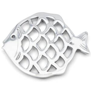 The Fish Trivet tuo ripauksen merellistä ilmettä ruokapöytään. Sen yksinkertainen mutta persoonallinen muotoilu tekee siitä kauniin lisän niin arkisiin kuin juhlavampiinkin kattauksiin. Se yhdistyy helposti erilaisiin sisustustyyleihin ja astiasarjoihin.